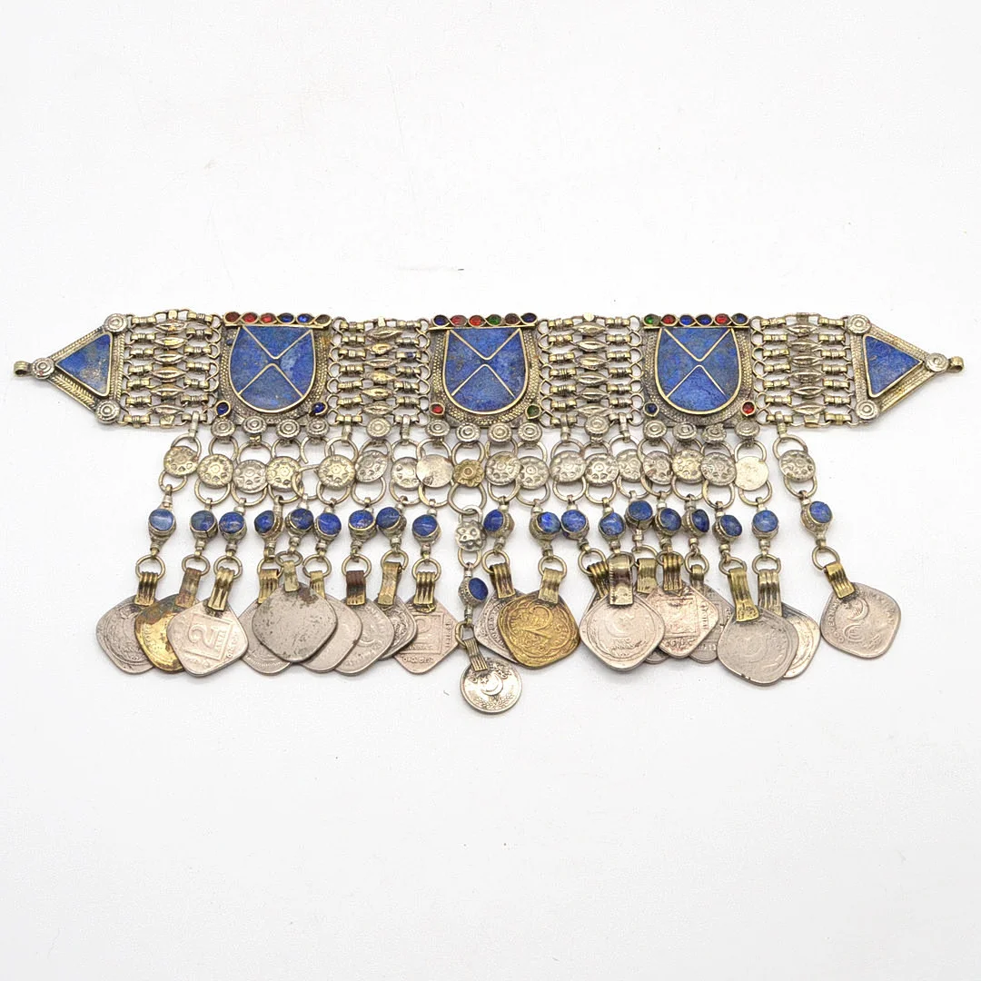 AFGHANISCHER TRACHTENSCHMUCK DER KUTSCHI, HANDGEMACHTER GLIEDERHALSBAND MIT LAPISLAZULI, FASSUNG AUS NEUSILBER, MIT SILBERMÜNZEN AUS PAKISTAN UND INDIEN, UM 1910. — Objet de vertu & Miscellaneous — Kunst- und Auktionshaus Kleinhenz