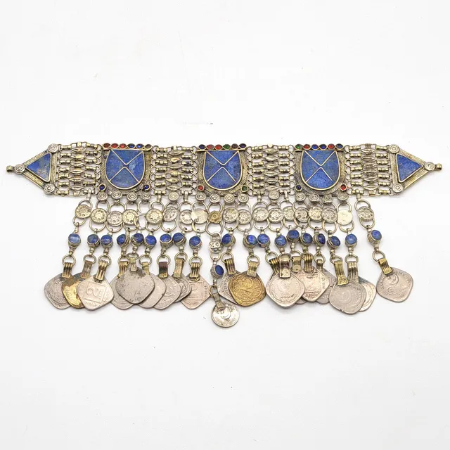 AFGHANISCHER TRACHTENSCHMUCK DER KUTSCHI, HANDGEMACHTER GLIEDERHALSBAND MIT LAPISLAZULI, FASSUNG AUS NEUSILBER, MIT SILBERMÜNZEN AUS PAKISTAN UND INDIEN, UM 1910.