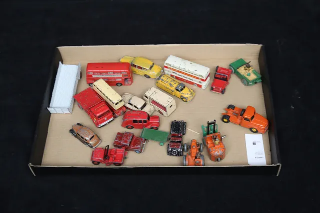 LEKSAKER, 20 delar, plåt, Dinky Toys och Dinky Supertoys.