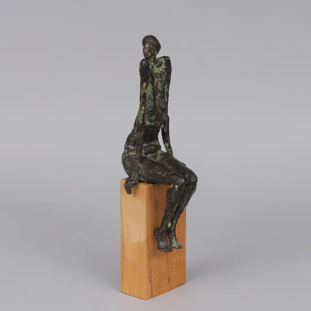 INGER WEICHSELBAUMER (FÖDD 1938-). Sittande kvinna, brons nr 4/7, signerad.