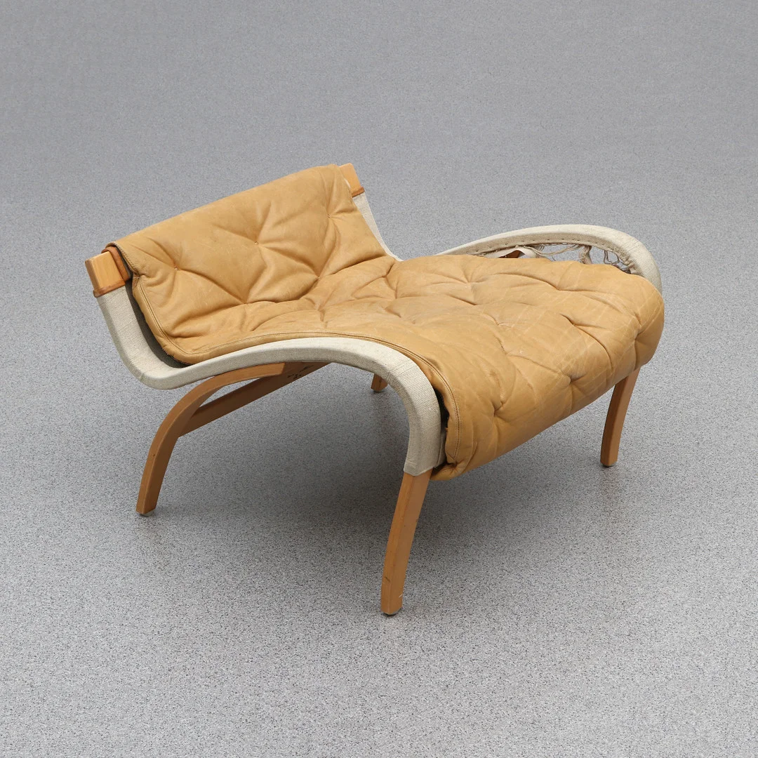 BRUNO MATHSSON. PALL. Bok med klädsel i canvas samt ljusbrunt skinn. "Pernilla", Dux. Märkta på baksidan. — Armchairs & Chairs — Skånes Auktionsverk