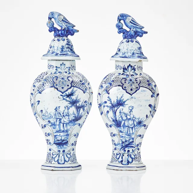 LOCKURNOR, 2 st., fajans, Holland, 1700/1800-tal, balusterformade, dekor av kartusch med figurscen i underglasyrblått.