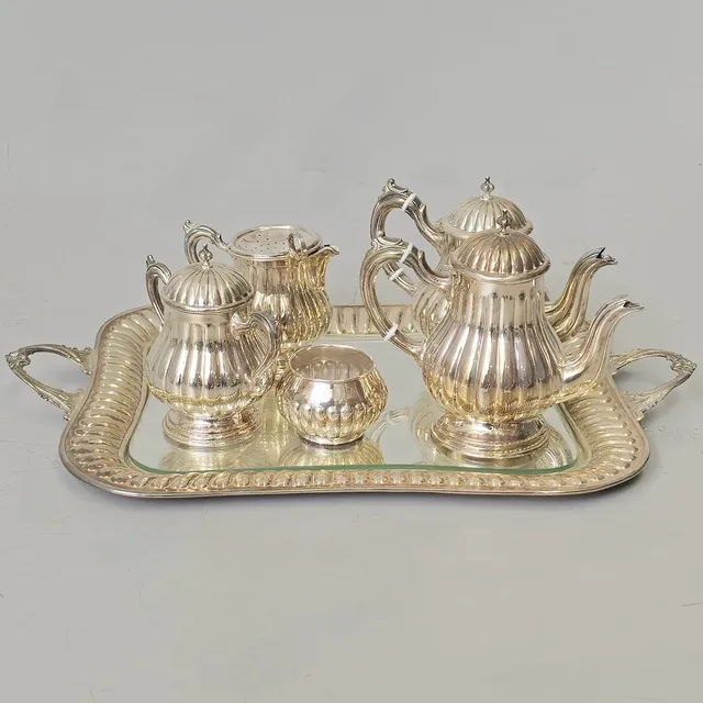JUEGO DE CAFÉ EN PLATA PUNZONADA.