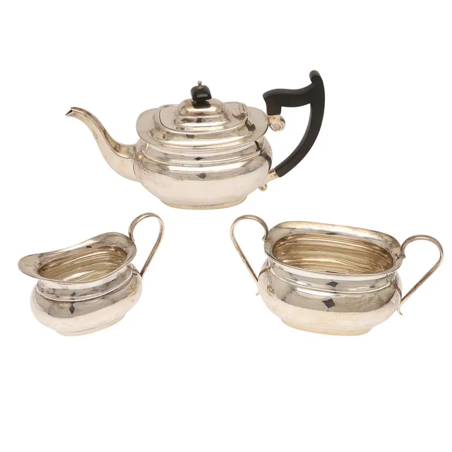 A GEORGE V SILVER THREE PIECE TEASET, BY VINER'S LTD.