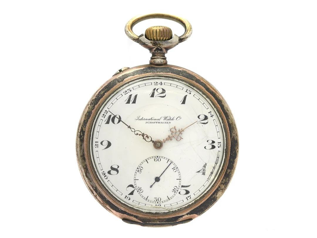 INTERNATIONAL WATCH CO, Schaffhausen, fickur, 51,5 mm, Cal 57 (H6½), Serie nr. 367533, Boett nr. 388013, silver, ankargång, renoverad urtavla, skadad urtavla, defekt, gravyr, bucklor, ca 1906. — Klockor/IWC — Kaplans