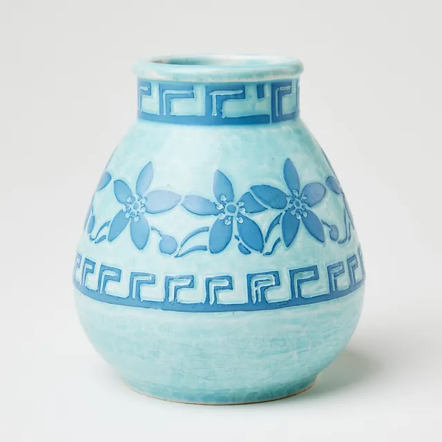 ELSA ENGESTRÖM. Vas, Gustafsberg 1915, dekor i sgraffito föreställande stiliserande blommor i blått.