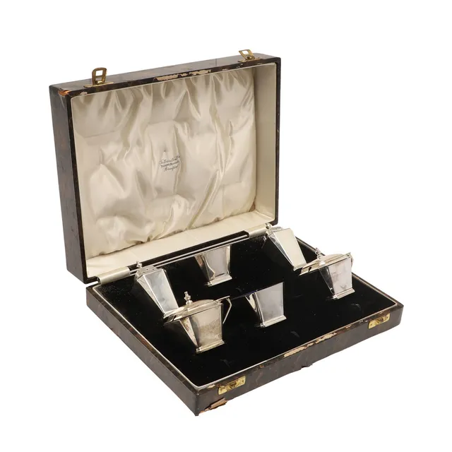 A GEORGE VI CASED SILVER SIX PIECE CONDIMENT SET.