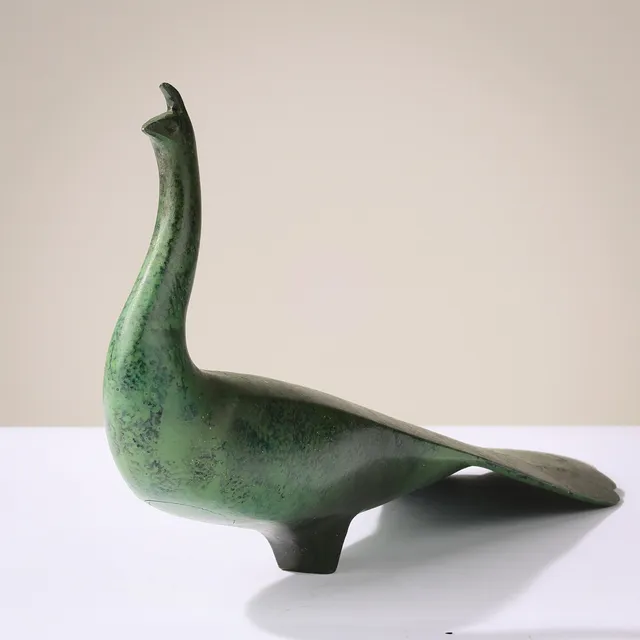 KOME JIICHI (1896–1984). TILSKREVET. Bronzeskulptur forestillende stiliseret påfugl med spættet grøn patina, Toyama-præfekturet, Japan.