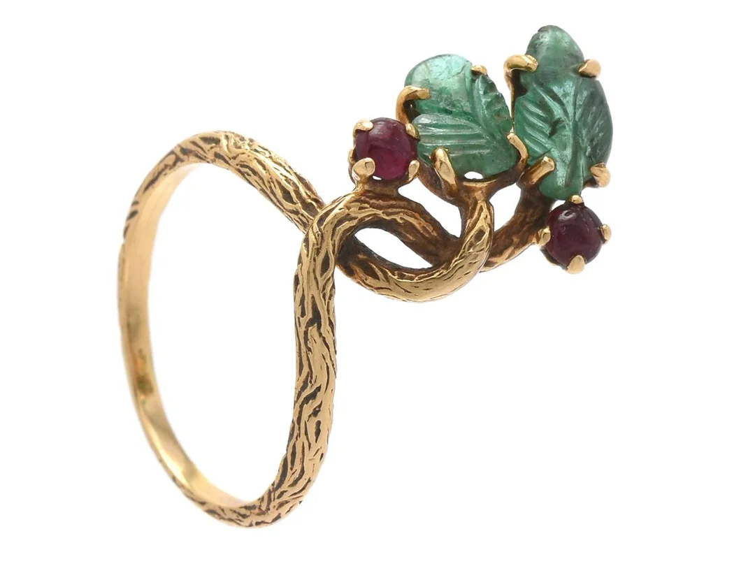 RING, 18K guld, snidade smaragder, rubiner, stl 16,5 mm, vikt 3,9 g, en av smaragderna rör sig i fattning. — Smycken/Ring — Kaplans