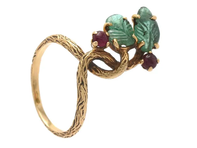 RING, 18K guld, snidade smaragder, rubiner, stl 16,5 mm, vikt 3,9 g, en av smaragderna rör sig i fattning.