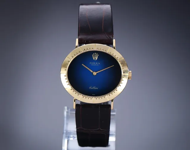 Rolex 'Cellini'. Midsize dameur i 18 kt. guld med blå skive, ca. 1972