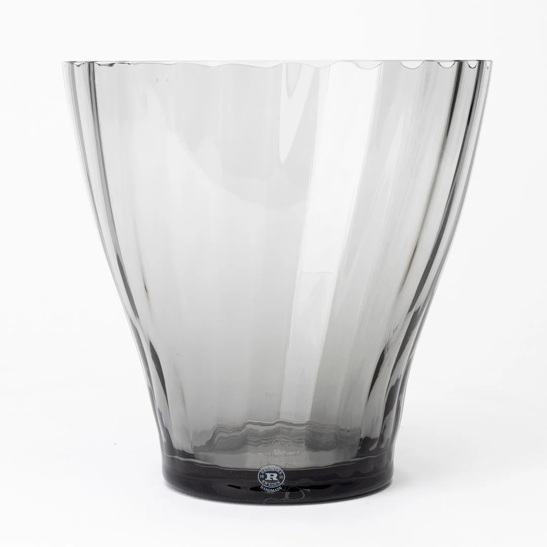 ANN WÅHLSTRÖM. Vas, glas, gråtonad, "Iris", formgiven 2009 för Firma Svenskt Tenn, monogramsignerad och etikettmärkt, Reijmyre. — Utility glass — Auktionshuset Kolonn
