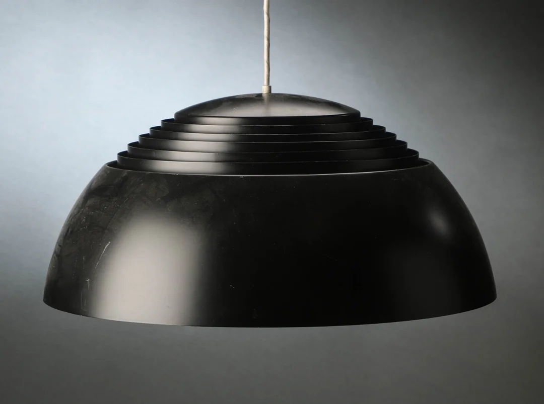 Arne Jacobsen. AJ Royal pendel — Lamps and lighting/Pendant lights — Lauritz