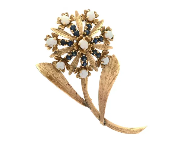 BROSCH, ca 12-14K guld, vita opaler blå safirer, ca 6 x 4 cm, vikt 10,7 g, en opal skadad.