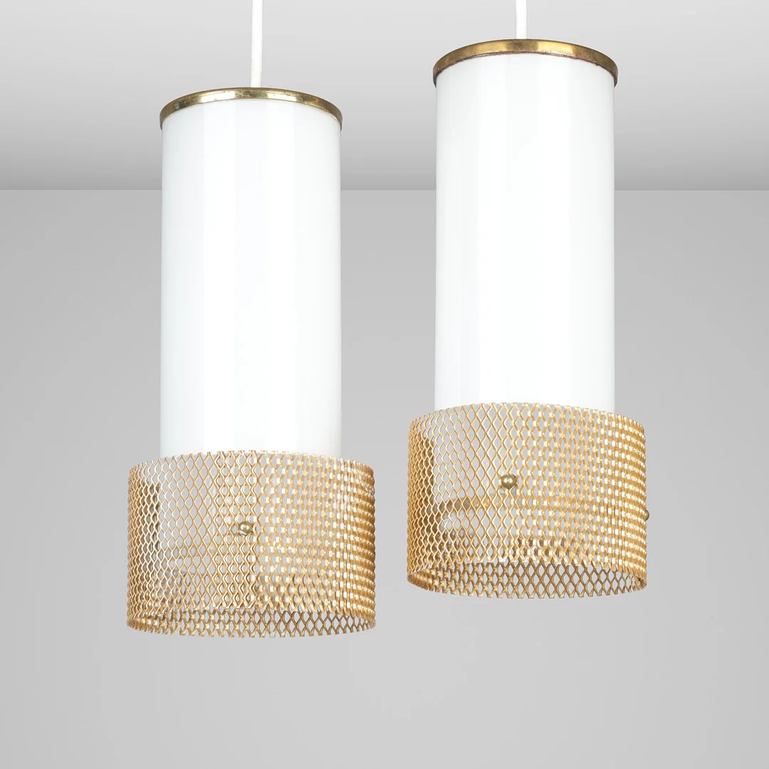 VALINTE OY. TILSKREVET. Et par pendler af opalglas og metal, Finland, 1900-tallets midte, (2). — Ceiling lights — Palsgaard Kunstauktioner