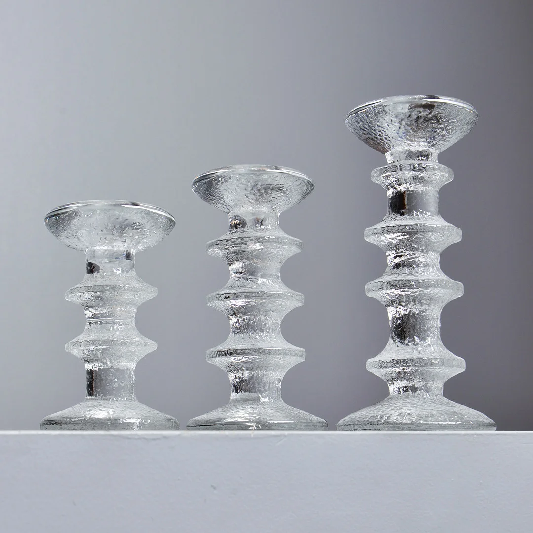 TIMO SARPANEVA. Ljusstakar, "Festivo", 3 st, Iittala, Finland. — Candlesticks — Formstad Auktioner