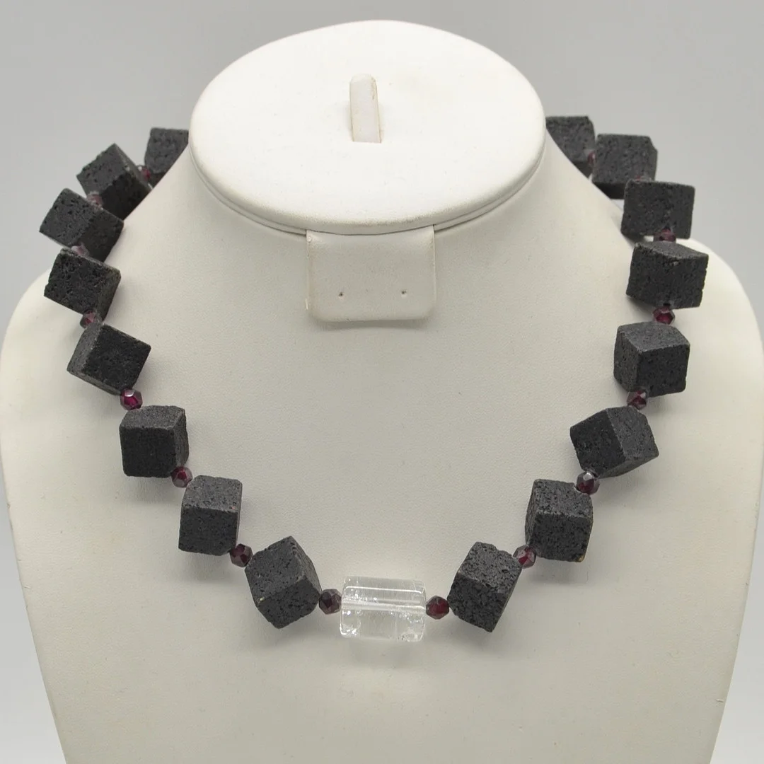 DESIGNERCOLLIER, LAVAPERLEN, ALMANDIN, BERGKRISTALL, 800ER SILBERVERSCHLUSS, DEUTSCHLAND, UM 1990ER JAHRE. — Necklace — Kunst- und Auktionshaus Kleinhenz