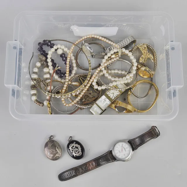 MIXED COSTUME JEWELLERY.