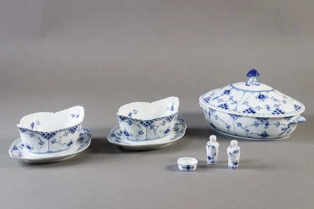 Royal Copenhagen 'Musselmalet' helblonde service.(7)