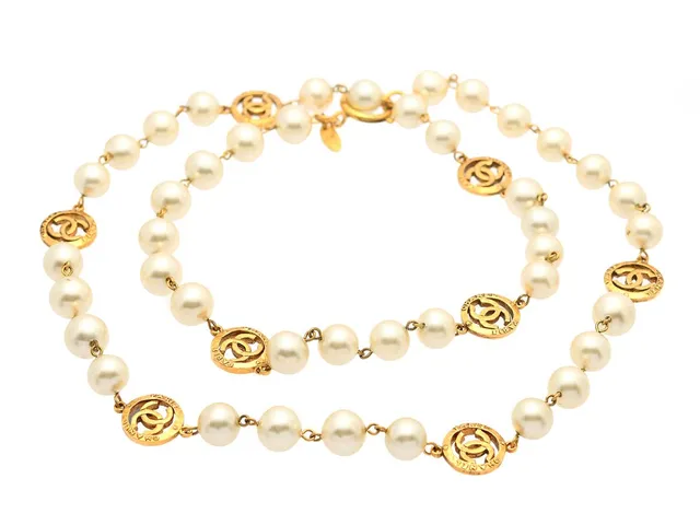 COLLIER, CHANEL, vintage, imitationspärlor, guldfägad kedja, längd 90 cm, smyckespåse.
