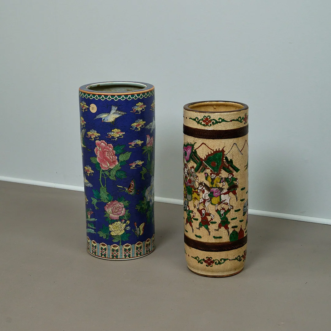 zylindrische asiatische Vasen / Schirmstände, Keramik, China, 20. Jahrhundert (2). — Ceramics & Porcelain — Rheinveld Auktionen