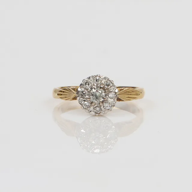 18CT GOLD VINTAGE DIAMOND CLUSTER RING.