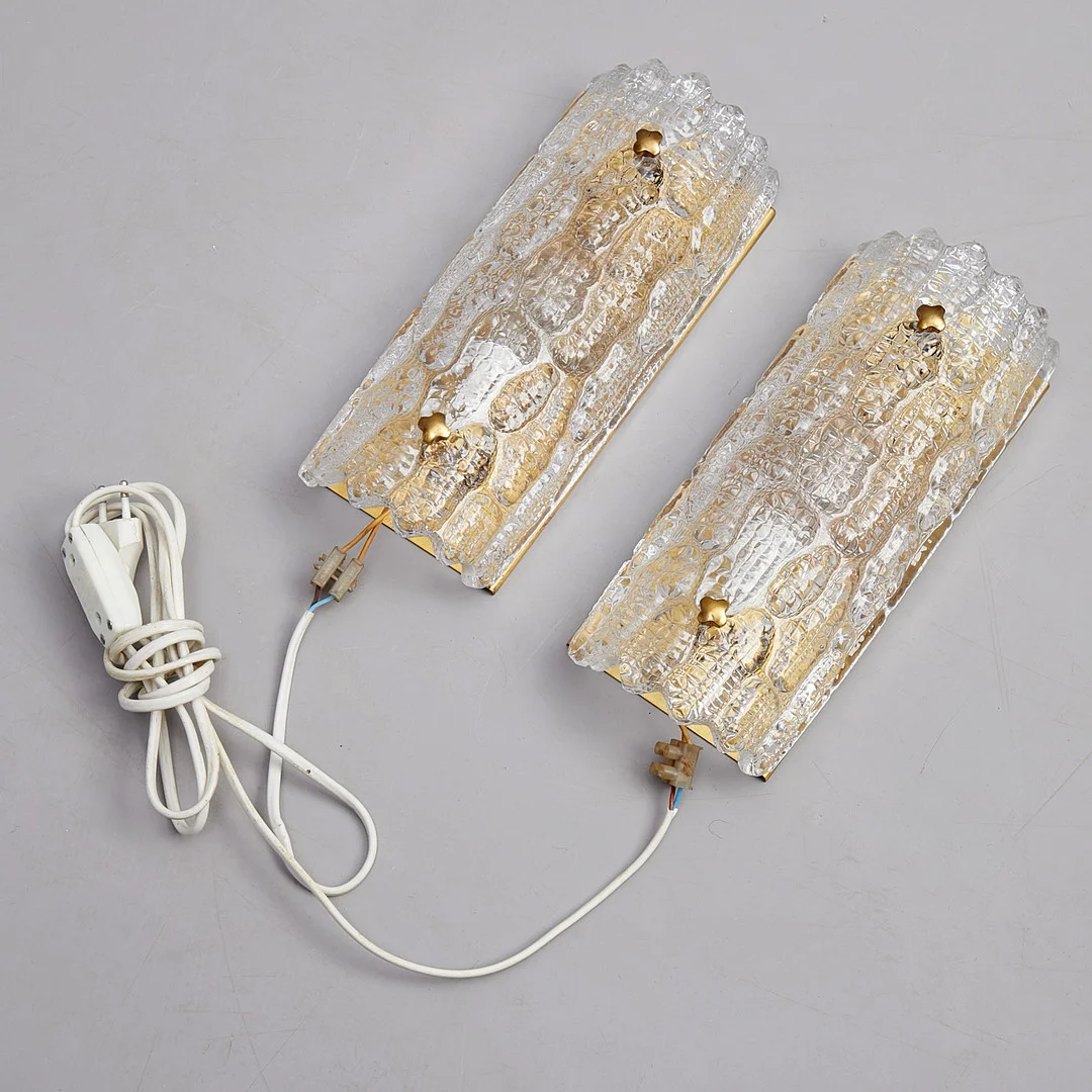 CARL FAGERLUND. Vägglampor, ett par, Orrefors, 1900-talets mitt, glas och mässing. — Wall Lights — Crafoord Auktioner Stockholm