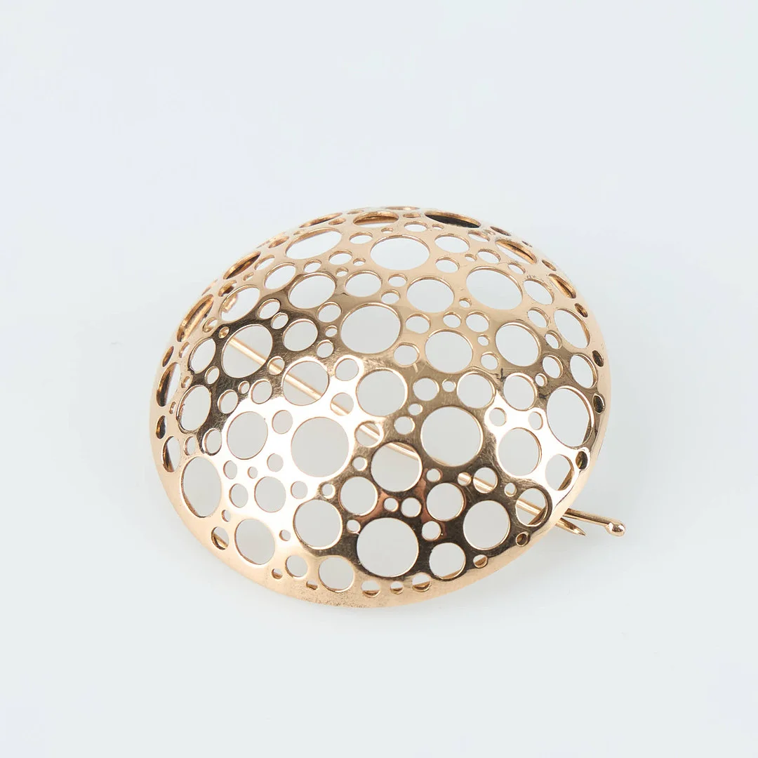 LIISA VITALI. Brosch, "Leppäkerttu", 14K guld, Aatos Johannes Hauli, Helsingfors 1968. — Brooches & Pendants — Stockholms Auktionsverk Helsinki