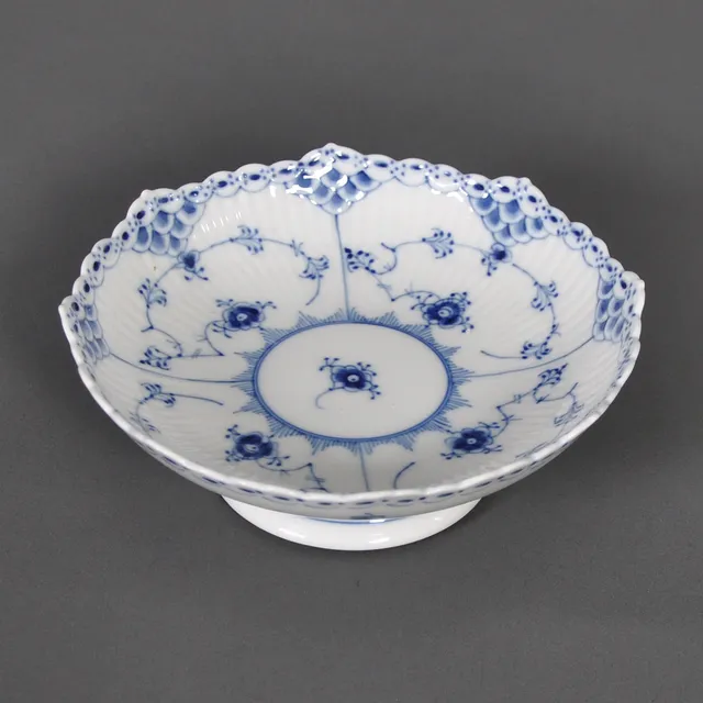 ROYAL COPENHAGEN, "Musselmalet", halvblond, kakfat på fot.
