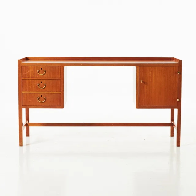 JOSEF FRANK. toilettbord/ skrivbord, Firma Svenskt Tenn, modell B 1310, fanérat i mahogny, beslag i mässing.