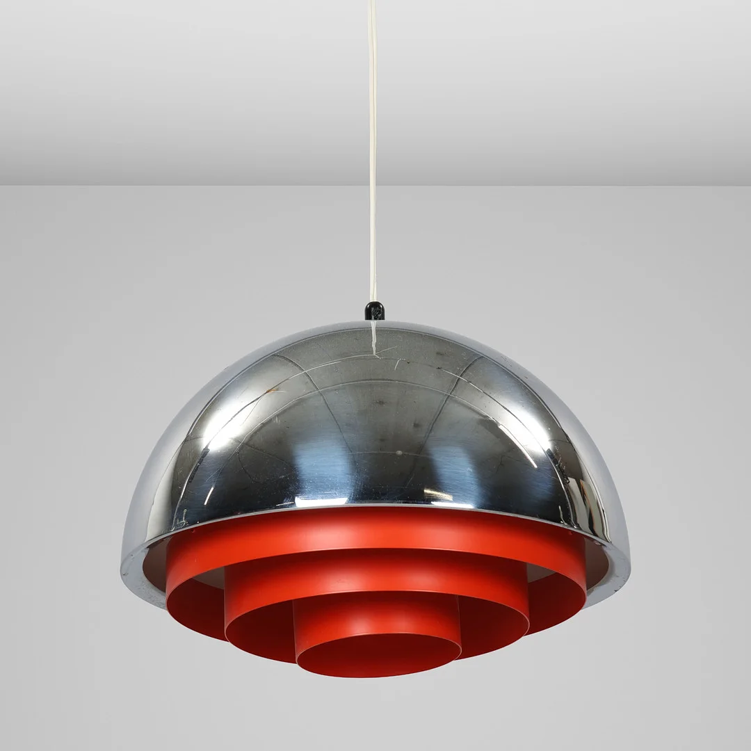JO HAMMERBORG. "Milieu" pendel i forkromet og rødlakeret metal, modelnr. 71 2324, Fog & Mørup, Danmark, formgivet i 1973. — Ceiling lights — Palsgaard Kunstauktioner