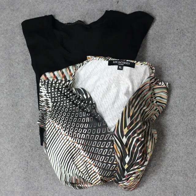 KLÄNNINGAR, 2 st. Gunilla Pontén svart, stlk L, s.k "bare shoulders", Ilse Jacobsen, mönstrad, stlk XL, draperad.