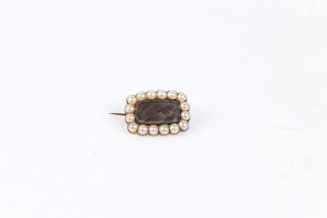 LATE GEORGIAN MOURNING BROOCH.
