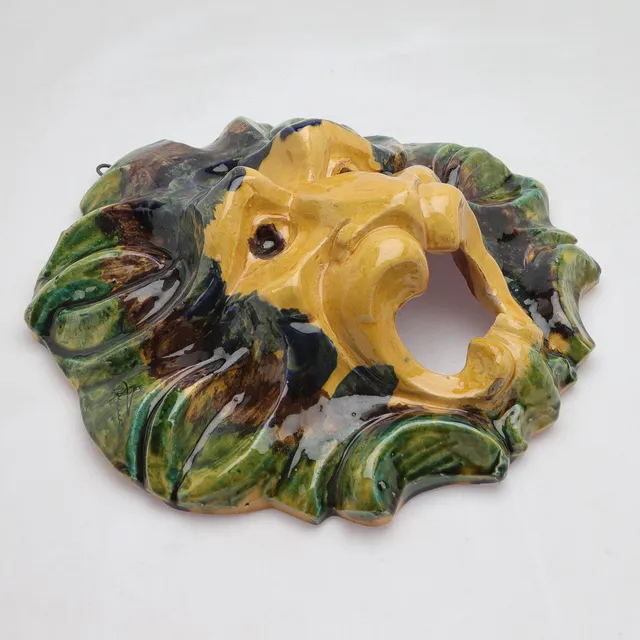 OIDENTIFIERAD KONSTNÄR, Maskaron/ Väggskulptur, glaserat lergods, lejon, signerad, 1900-tal.