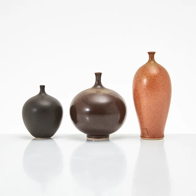 VIVI CALISSENDORFF. (Född 1930), vaser, 3 st, signerade Vivi, stengods, egen verkstad.