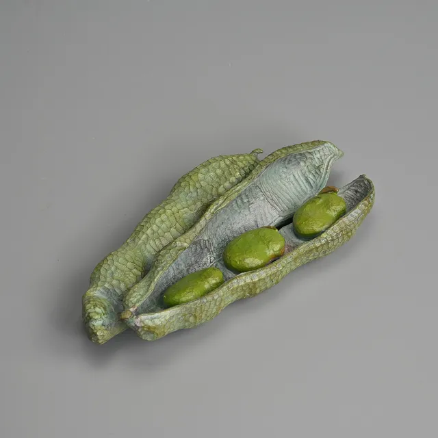 A JAPANESE VINTAGE BRONZE MODEL OF EDAMAME PODS, TAKESHI ISHIMAOTO, 20TH CENTURY.