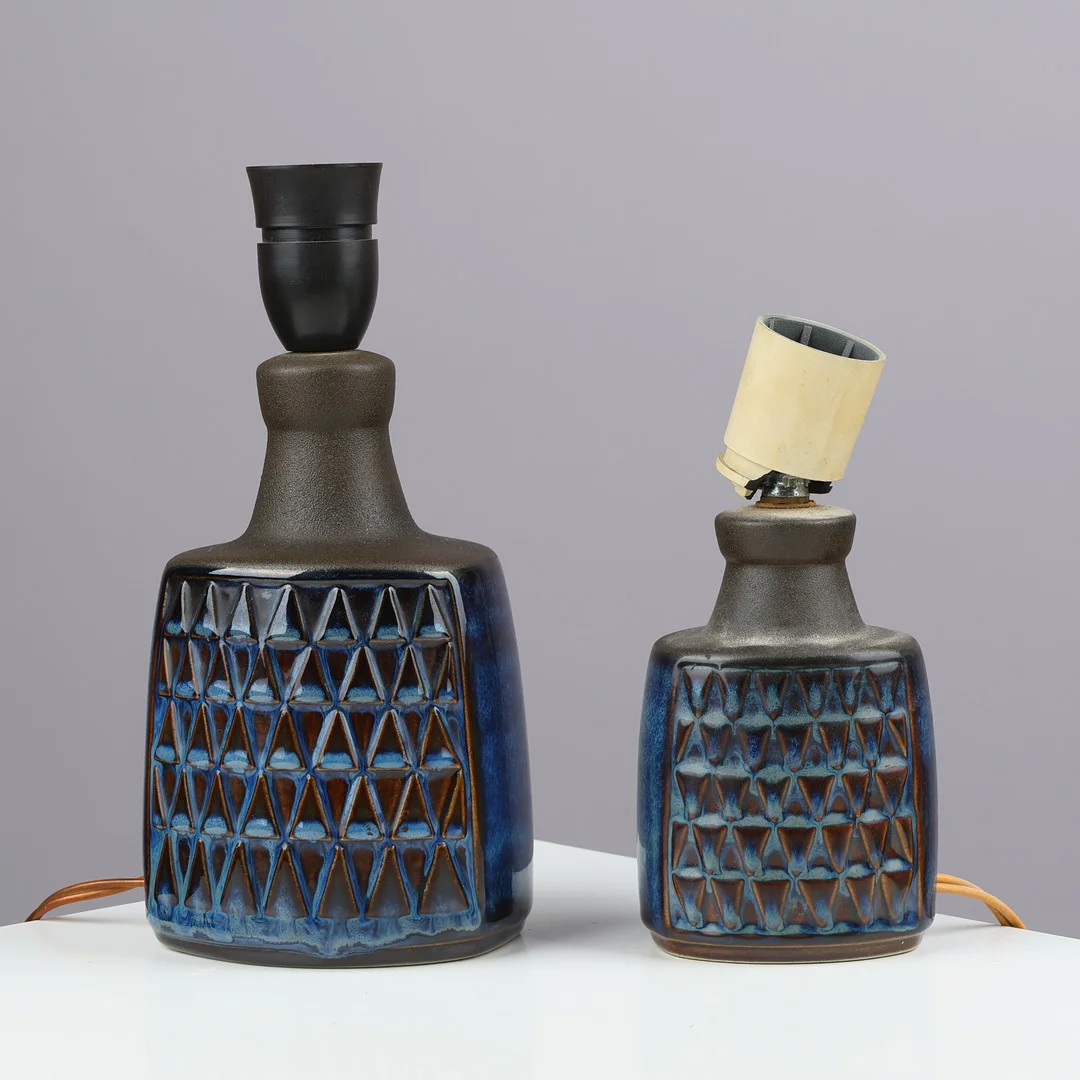 EINAR JOHANSEN. To bordlamper af blåglaseret stentøj dekoreret med relieffer, modelnr. 1036 og 3322L, Søholm, Bornholm, Danmark, 1950/60'erne, (2). — Table Lamps — Palsgaard Kunstauktioner