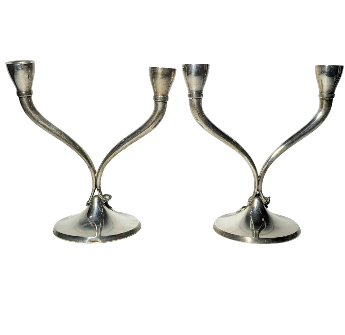 DOS CANDELABROS DE DOS LUCES EN PLATA PUNZONADA. DECORADOS CON MOTIVOS VEGETALES. — Other metals — Barcelona Auctions
