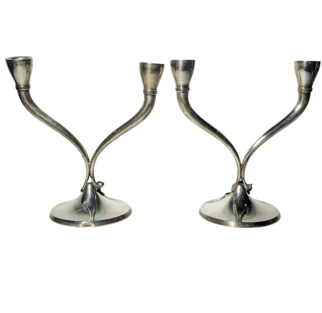 DOS CANDELABROS DE DOS LUCES EN PLATA PUNZONADA. DECORADOS CON MOTIVOS VEGETALES.