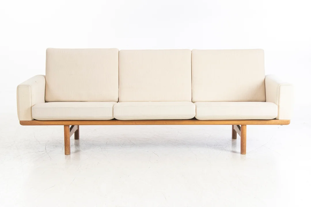 Hans J. Wegner for Getama. Three-seater sofa, model GE-236/3, oak — Furniture/Lounge suites, sofas — Lauritz