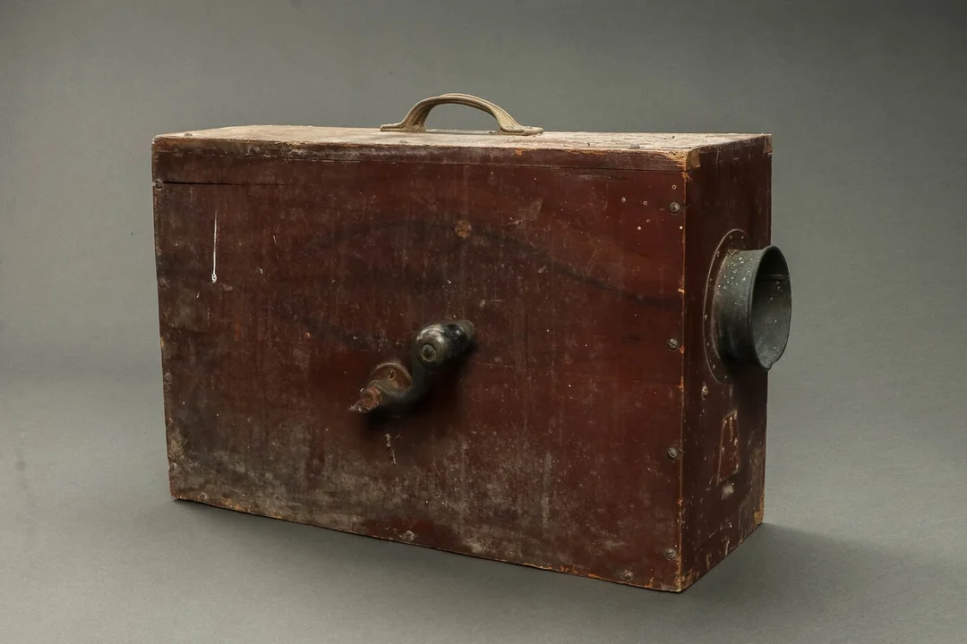 Et tågehorn i trækassse med håndtag. ca. år 1900 — Hobby and collectibles/Collectibles — Lauritz
