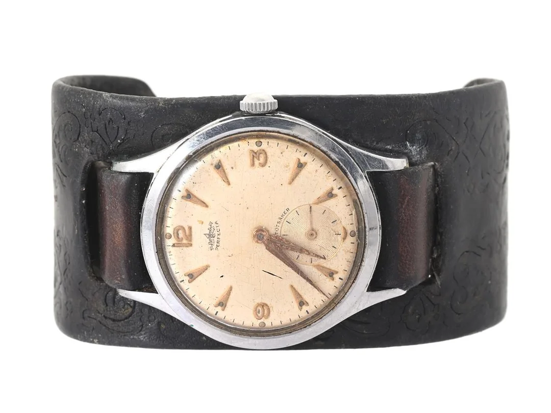 PERFECTA, herrur, 36 mm, Boett nr. 63233, stål, manuell, plexiglas (skadat), liten sekundvisare, skadad urtavla/visare, läderband, ca 1955. — Klockor/Perfecta — Kaplans