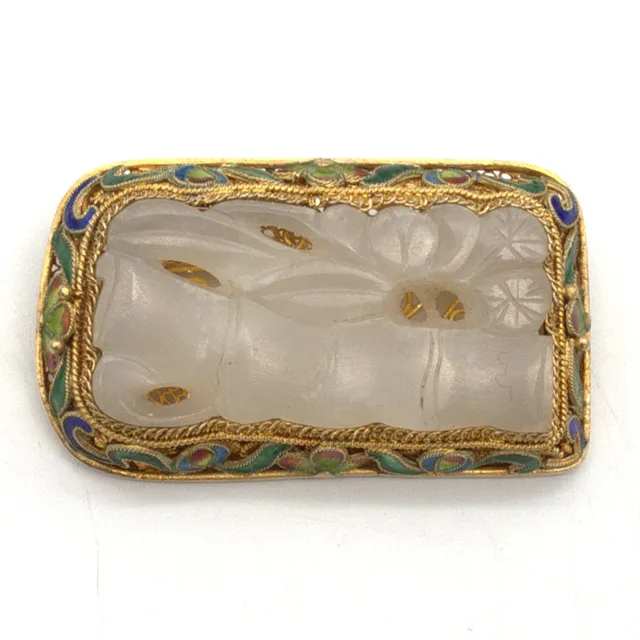SILBER VERGOLDETE BROSCHE MIT WEISSEM GESCHNITZTEM JADE-ELEMENT UND EMAILLE-DEKOR., CHINA 20. JAHRHUNDERT.