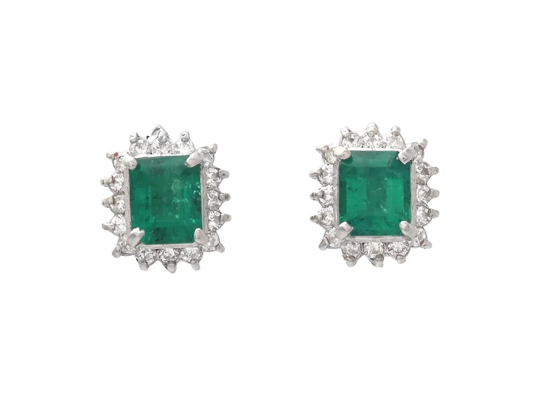ÖRHÄNGEN, 18K vitguld, smaragdslipade smaragder 0,62 ctv, 32 briljantslipade diamanter 0,20 ctv, höjd 8 mm, vikt 2,1 g, stift, stopp i gummi, ena smaragden har nagg. — Smycken/Örhängen — Kaplans