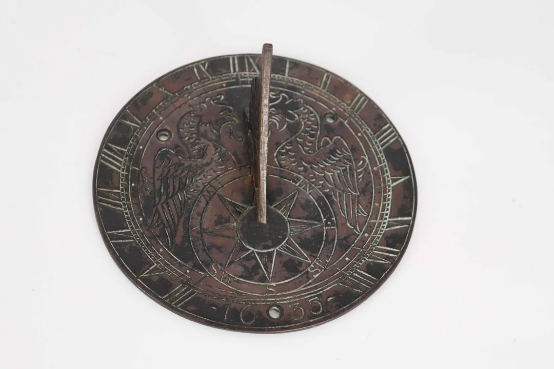 Bronze sundial, Renaissance style, ant. End of the 19th century — Silver, bronze, copper and pewter/Bronze, copper, brass, pewter — Lauritz
