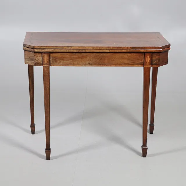 AN INLAID MAHOGANY FOLD-OVER TOP CARD TABLE.