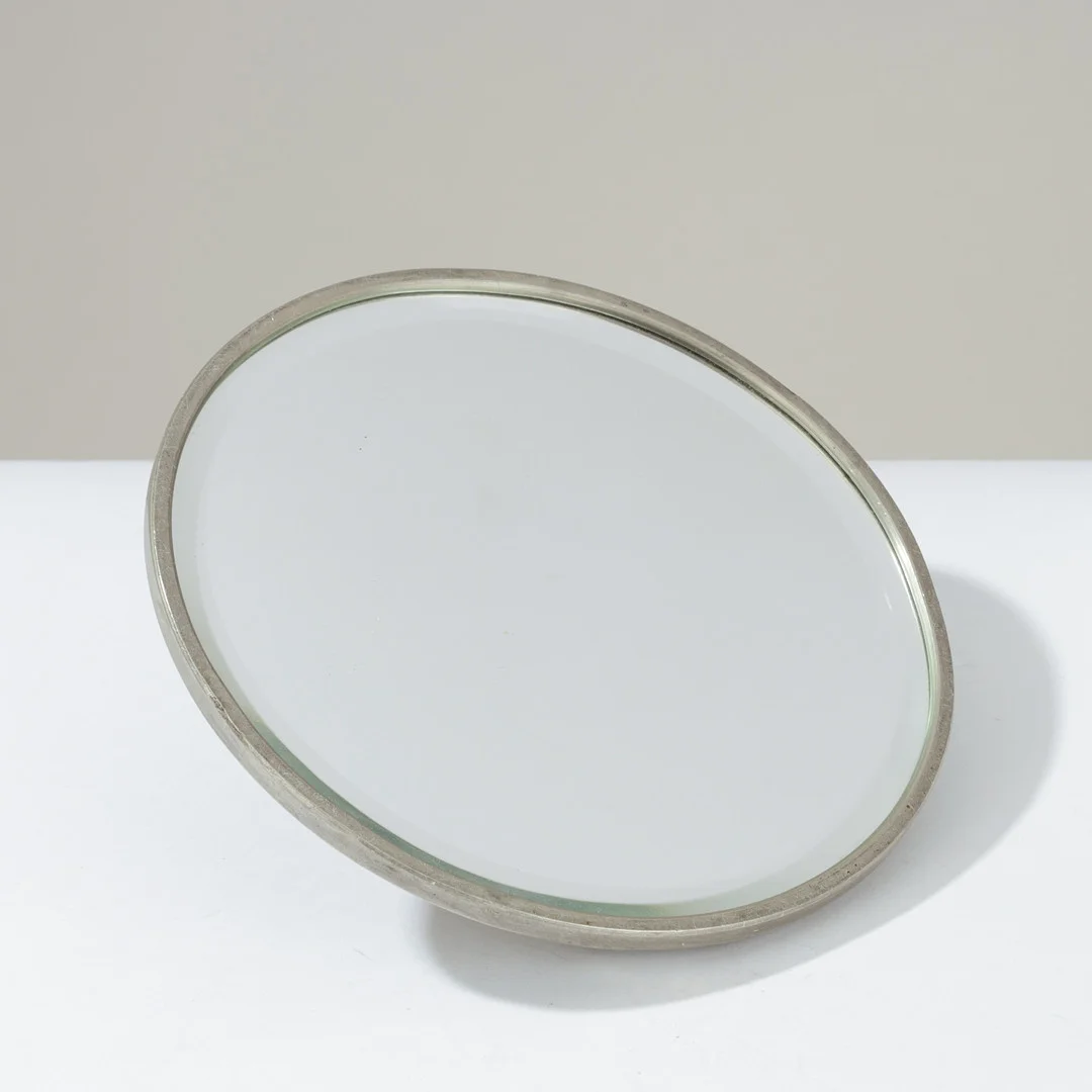 SWEDISH GRACE: Rundt håndspejl af tin med relief af ung kvinde, antageligt svensk formgiver, 1930/40'erne. — Mirrors — Palsgaard Kunstauktioner