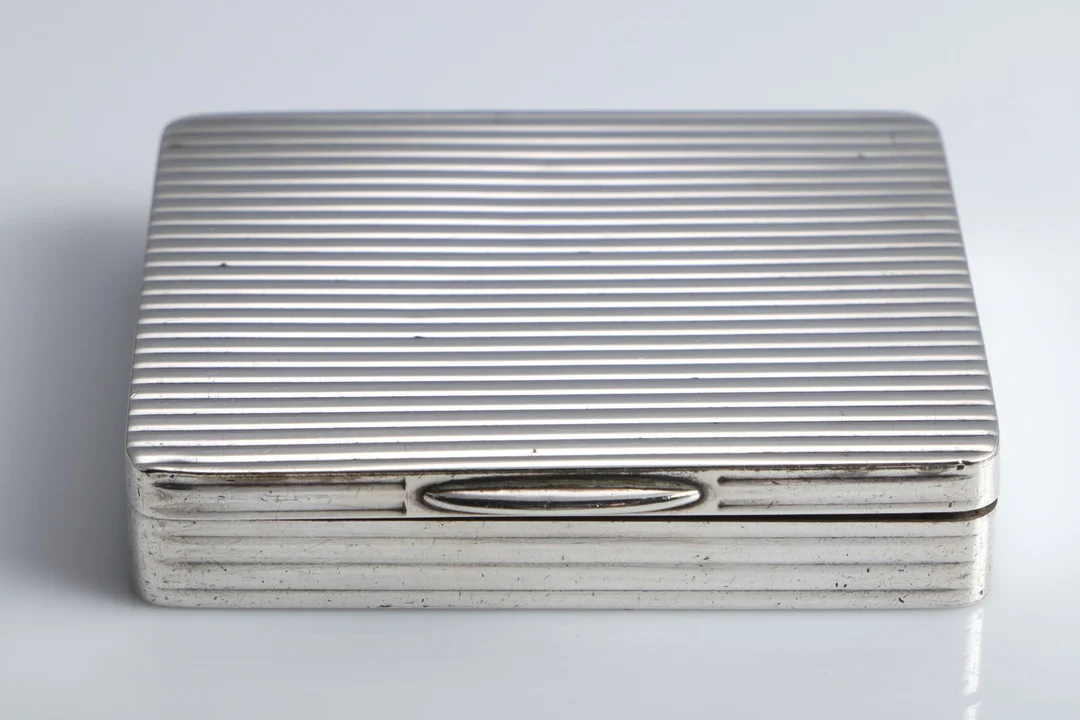 Axel Holm Silversmith, Copenhagen. Sterling silver case with grooved surface — Silver, bronze, copper and pewter/Hollowware — Lauritz