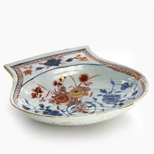 SMÖRSNÄCKA, porslin, Kina, Imari, dekor av krysantemum i underglasyr blått samt målat i rött och guld, Qianlong (1736-1795).