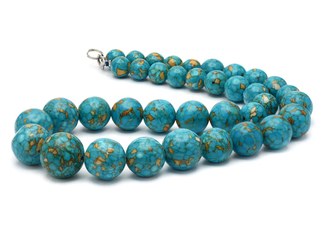 COLLIER, howlit, doserade kulor ca 9-17 mm, lås i vitmetall, längd 46 cm. — Smycken/Collier — Kaplans